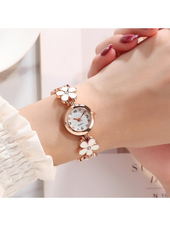 Women\'s White Analog Quartz Bracelet Set Fashion Waterproof Flower Shaped Watch main image 6